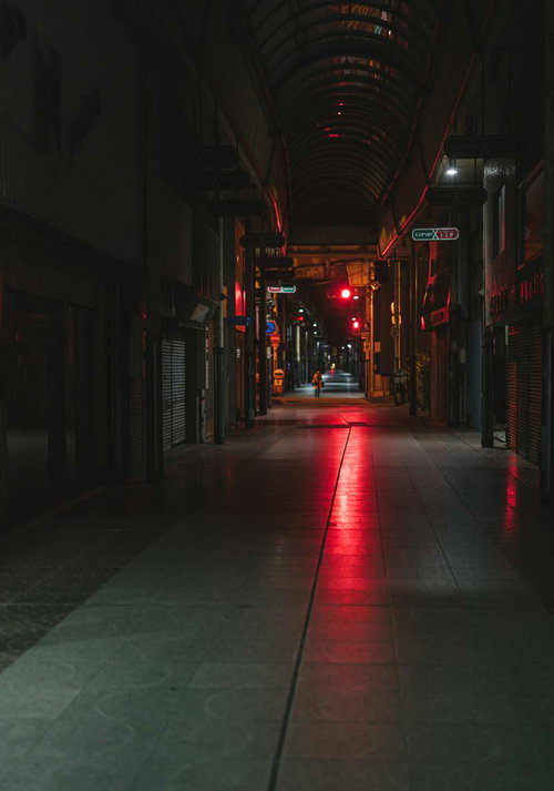 赤信号の光が伸びる深夜の直方市古町商店街の夜景