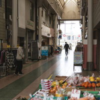 福岡県直方市のアーケード街、明治町商店街の通路の写真