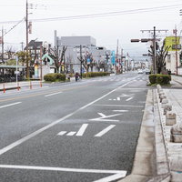 福岡県直方市の駅前通りの道路と歩道の風景の写真