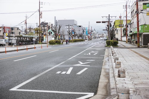 福岡県直方市の駅前通りの道路と歩道の風景