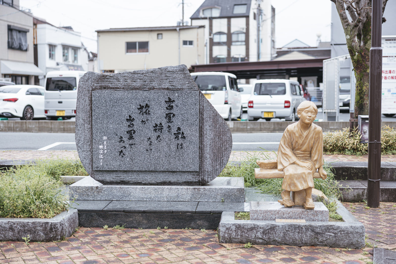 須崎町公園に設置された林芙美子像と石造りの文学碑