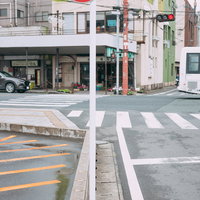 道路上の関係で根元がＬ字に曲がった駐車禁止の標識の写真