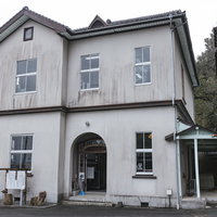 直方市石炭記念館本館の白い洋風建築と旧筑豊石炭鉱業組合直方会議所の写真