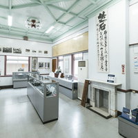 直方市石炭記念館本館の展示室で石炭産業の資料を見学する来館者の写真