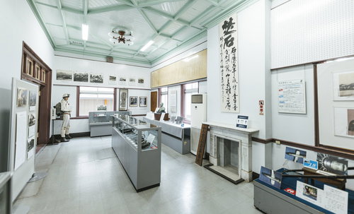 直方市石炭記念館本館の展示室で石炭産業の資料を見学する来館者