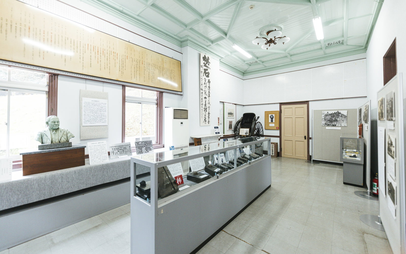 石炭記念館の展示室内で白いケースにガス検知器などの資料が展示されている様子