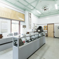 ガス検知器なども展示された直方市の石炭記念館展示室の写真