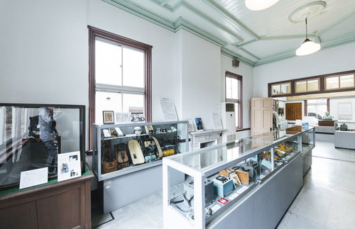 直方市石炭記念館本館の展示室内に並ぶ展示パネルと資料ケース