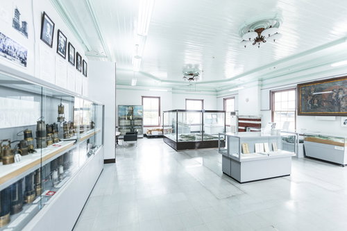 直方市石炭記念館本館の展示室に並ぶ複数の展示ケース