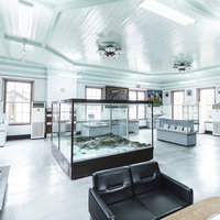 直方市石炭記念館本館展示室2階の展示ケースと資料展示の写真