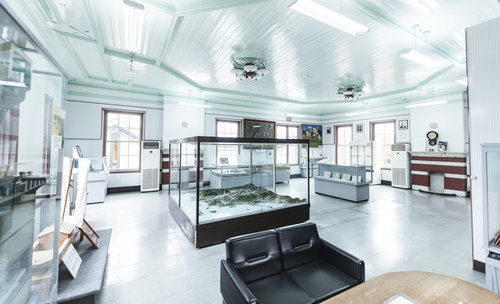 直方市石炭記念館本館展示室2階の展示ケースと資料展示