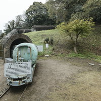 坑内用石炭運搬機関車の圧縮空気式機関車とディーゼル機関車の写真