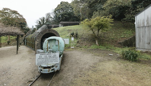 石炭記念館の坑道内に展示された坑内用石炭運搬機関車、圧縮空気式とディーゼル機関車