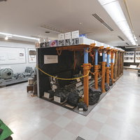 直方市石炭記念館別館の展示室に設置された坑内ジオラマと炭鉱資料展示の写真