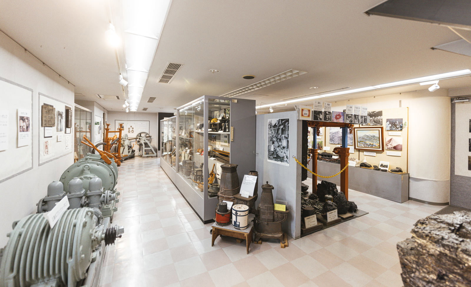 直方市石炭記念館別館の展示室内で石炭産業の歴史資料が展示されている様子