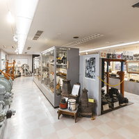 直方市の石炭記念館別館展示室における採掘道具と歴史資料の展示の写真