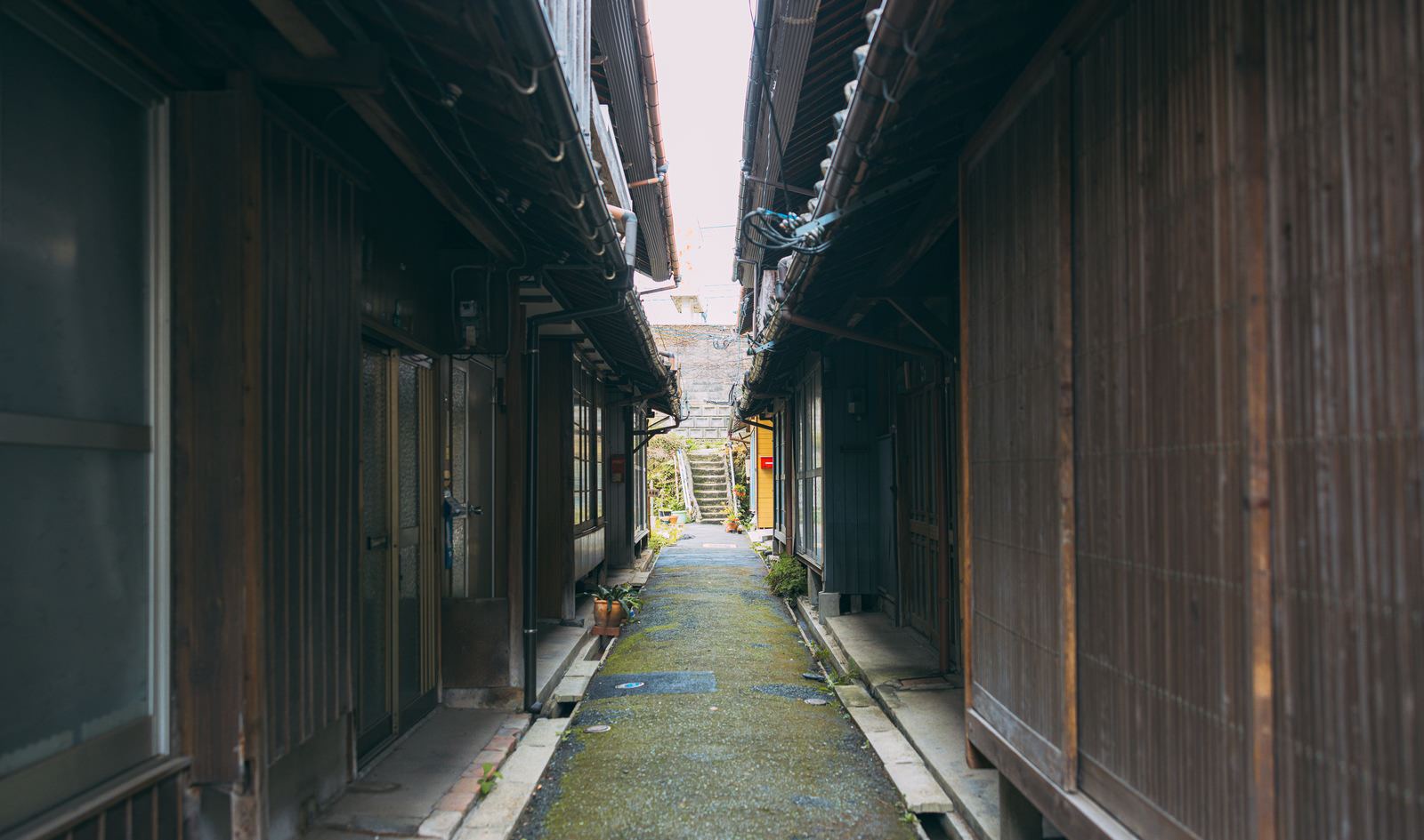 石畳の路地に木造の長屋が立ち並ぶ伝統的な町並み