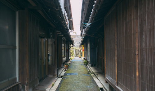 直方市の桜町小路に立ち並ぶ木造の長屋と石畳の路地
