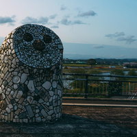 道行く人を見守る日の出橋のフクロウのオブジェの写真