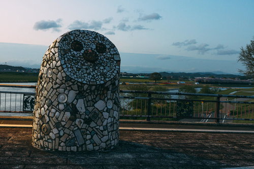 道行く人を見守る日の出橋のフクロウのオブジェ