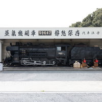 敷地内の静態保存蒸気機関車・9600形59647号機の全景の写真