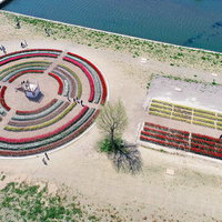 直方市のチューリップフェアで円形花壇に集まる人々の写真