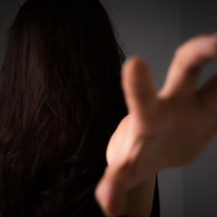 「絶対に許さない！」と呪いをかける女性の写真