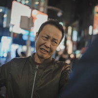 繁華街で激怒して歯を食いしばる男性と喧嘩トラブルの写真