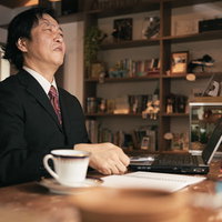 商談が決まらず苦しい表情の男性セールスマンの写真