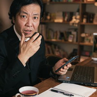 常識的に考えてよ・・・と驚いて口を覆く男性の写真