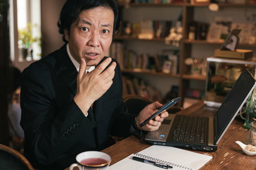 常識的に考えてよ・・・と驚いて口を覆く男性