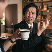文無しでアピールするスーツ姿のセールスマンの写真