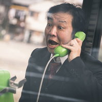 公衆電話から怒鳴り散らす正義マン・クレーム対応の写真