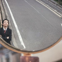 あの人ずっと後ろをつけてくるこわい男性がカーブミラーに映るの写真