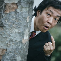 都合が悪いと木陰に隠れる上司の困った表情の写真