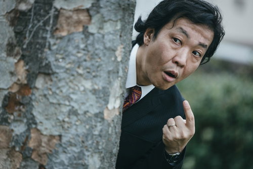 都合が悪いと木陰に隠れる上司の困った表情
