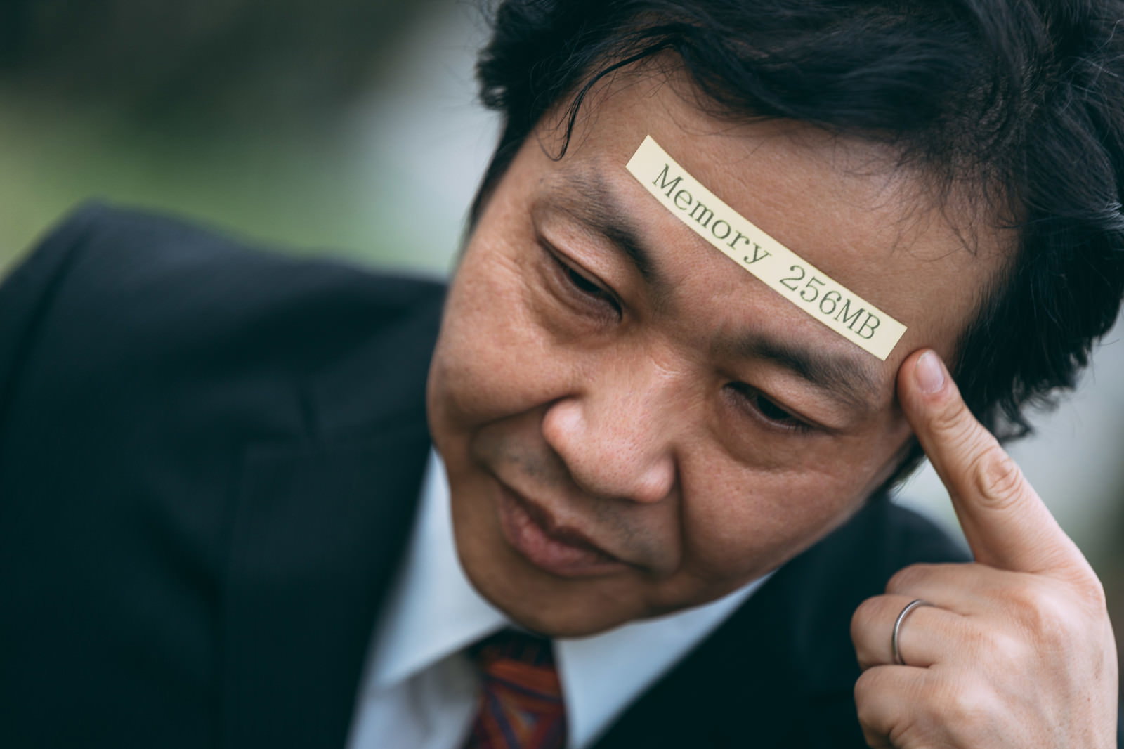 おでこにMemory 256MBラベルを貼った男性［モデル：のせさん］