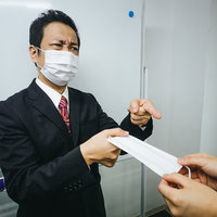 マスクを注意する上司の職場指導、感染症対策の啓発場面の写真