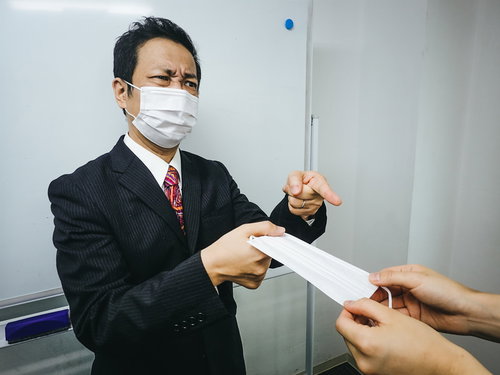 マスクを注意する上司の職場指導、感染症対策の啓発場面