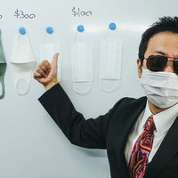 高額なマスクを販売する詐欺師の男性の怪しい営業姿の写真