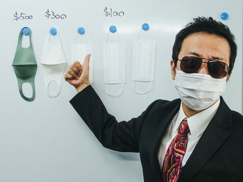 高額なマスクを販売する詐欺師の男性の怪しい営業姿