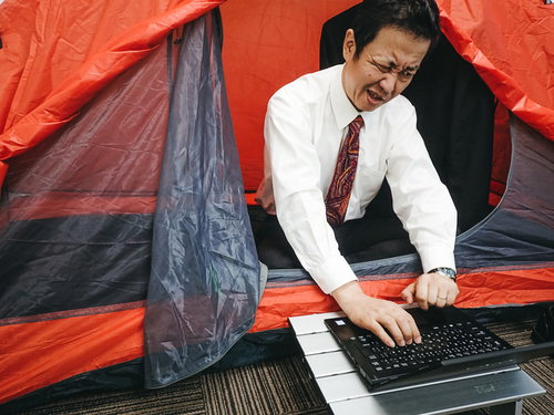 テントの中で要件定義書を作る社畜会社員のワーケーション