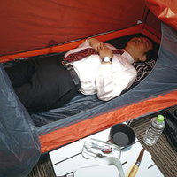 上司が今夜も社中泊、スーツのままテントで就寝の写真
