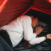 テントで暮らす上司の姿 - 会社員の野外での就寝風景の写真