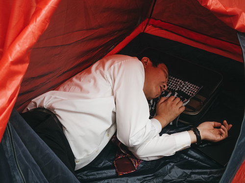 テントで暮らす上司の姿 - 会社員の野外での就寝風景