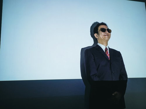 不気味な笑顔で威圧する鬼教官・サングラスをかけたスーツ姿の上司