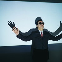 教祖になった気分に浸る鬼軍曹な男性が会議室でプレゼンテーションの写真