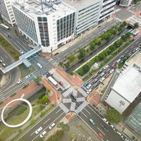 俯瞰して見る札幌大通りと交差点の道路景観の写真