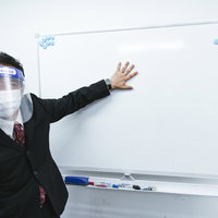 フェイスシールドを装着しながらのプレゼンが開始の写真