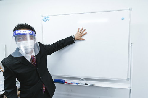 フェイスシールドを装着しながらのプレゼンが開始